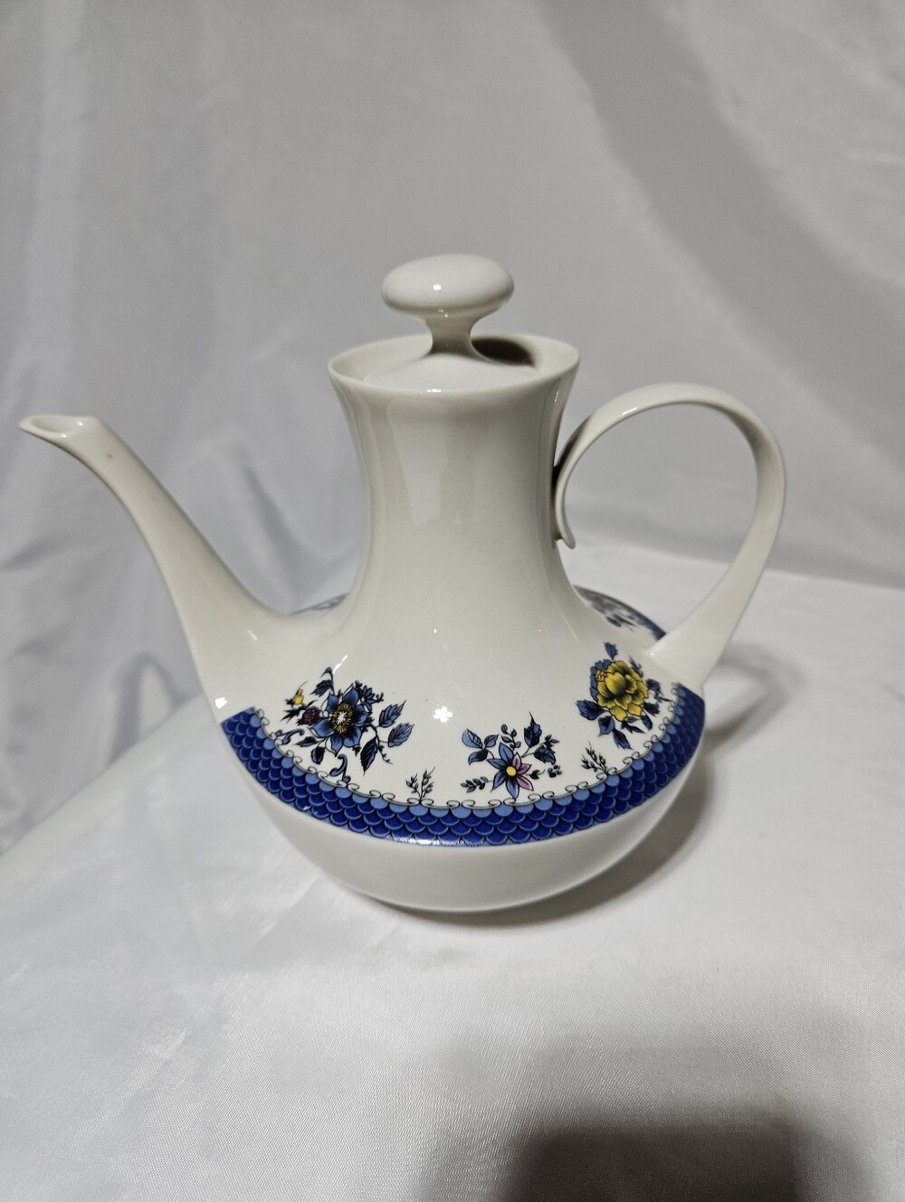 Vintage Tea/coffeepot By Royal. Made In Columbia 1975 7" High 8" Dia. Widest